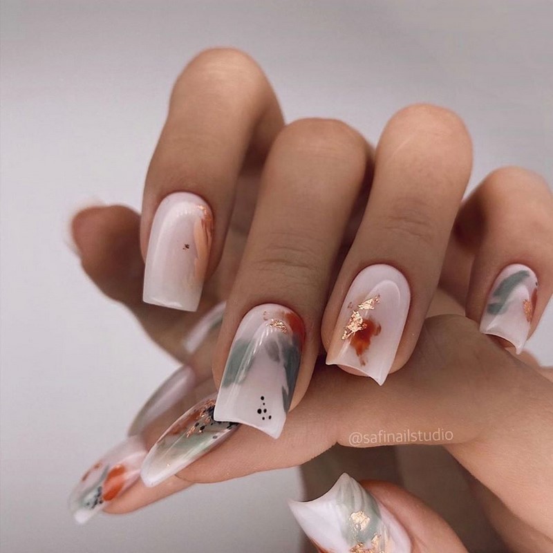 Блестящий маникюр с фольгой 2026 года: лучшие идеи дизайна ногтей с фольгой — фото