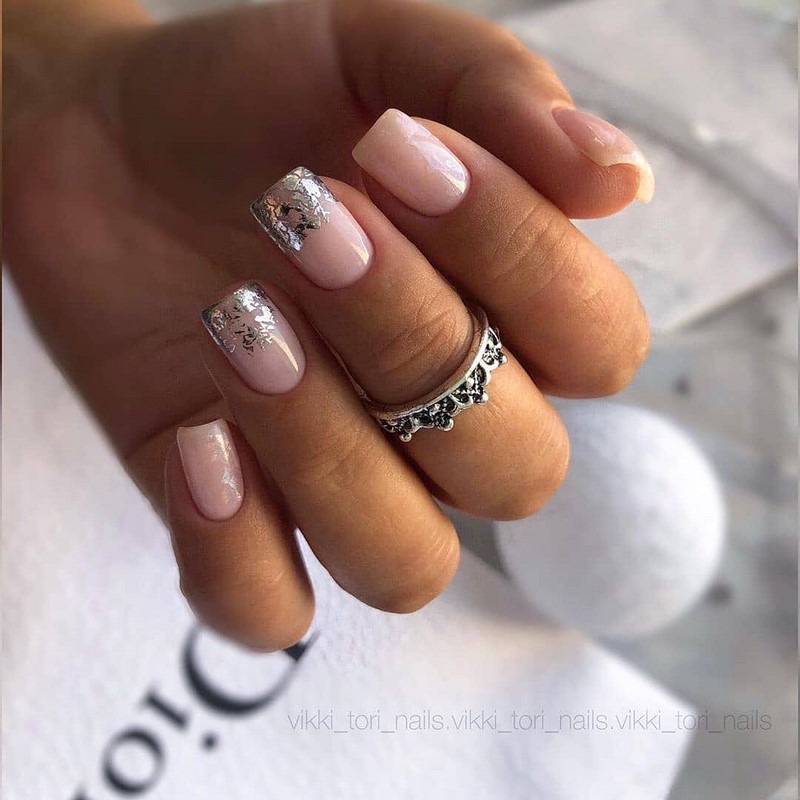 Блестящий маникюр с фольгой 2026 года: лучшие идеи дизайна ногтей с фольгой — фото