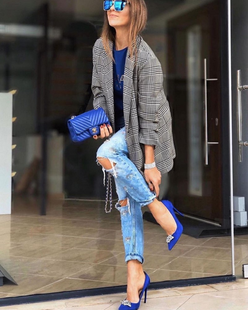 Стильные женские джинсы бойфренды 2026 года: модные образы, новинки, тренды — фото