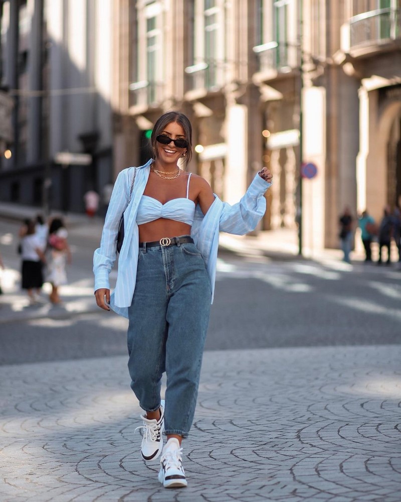 Стильные джинсы 2026 года: новинки, тренды, модные образы — фото