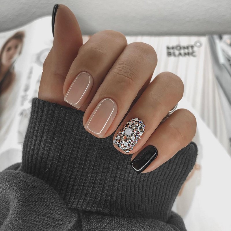 Стильный маникюр на короткие ногти 2026: лучшие идеи, новинки, тенденции — фото