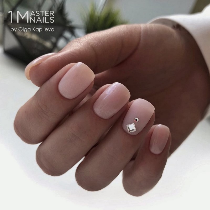 Стильный маникюр на короткие ногти 2026: лучшие идеи, новинки, тенденции — фото