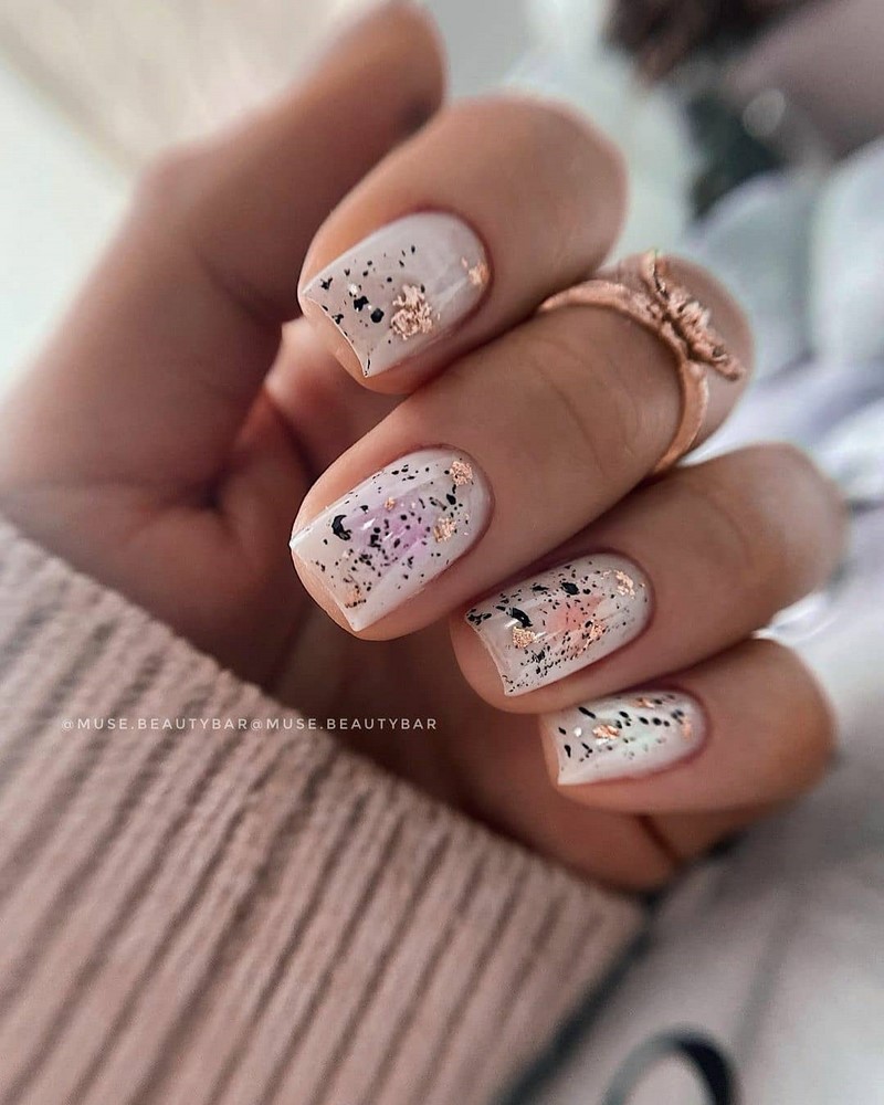 Стильный маникюр на короткие ногти 2026: лучшие идеи, новинки, тенденции — фото