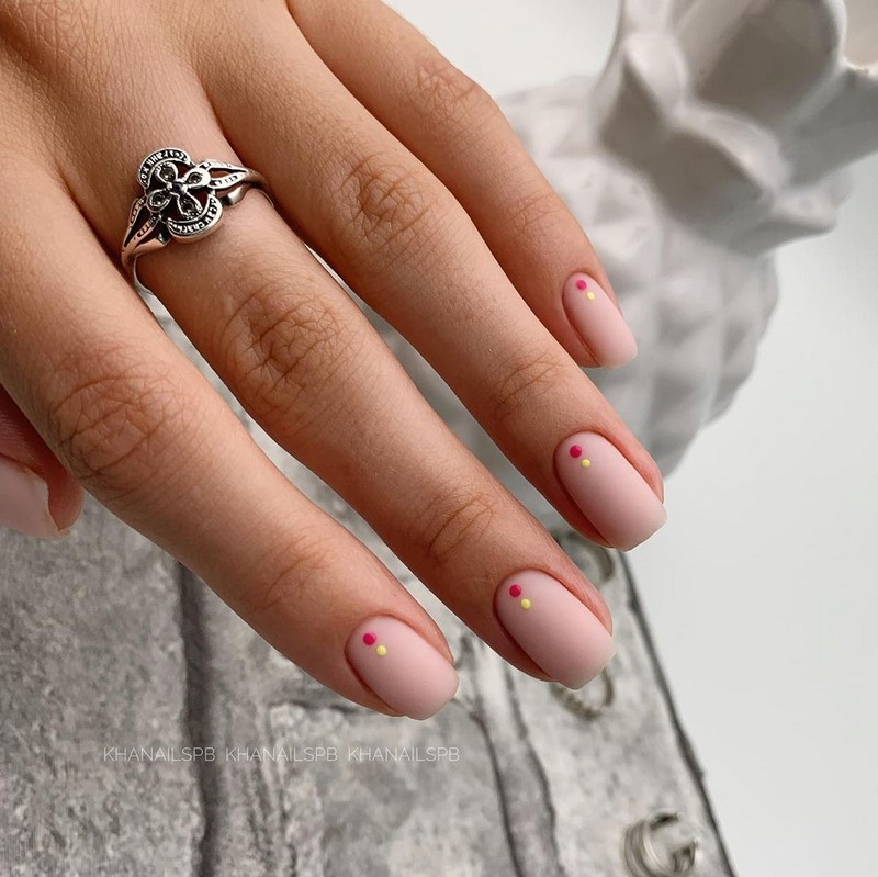 Стильный маникюр на короткие ногти 2026: лучшие идеи, новинки, тенденции — фото