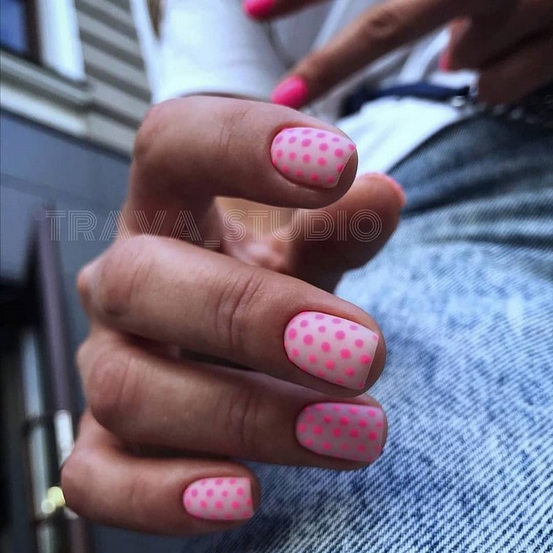 Стильный маникюр на короткие ногти 2026: лучшие идеи, новинки, тенденции — фото