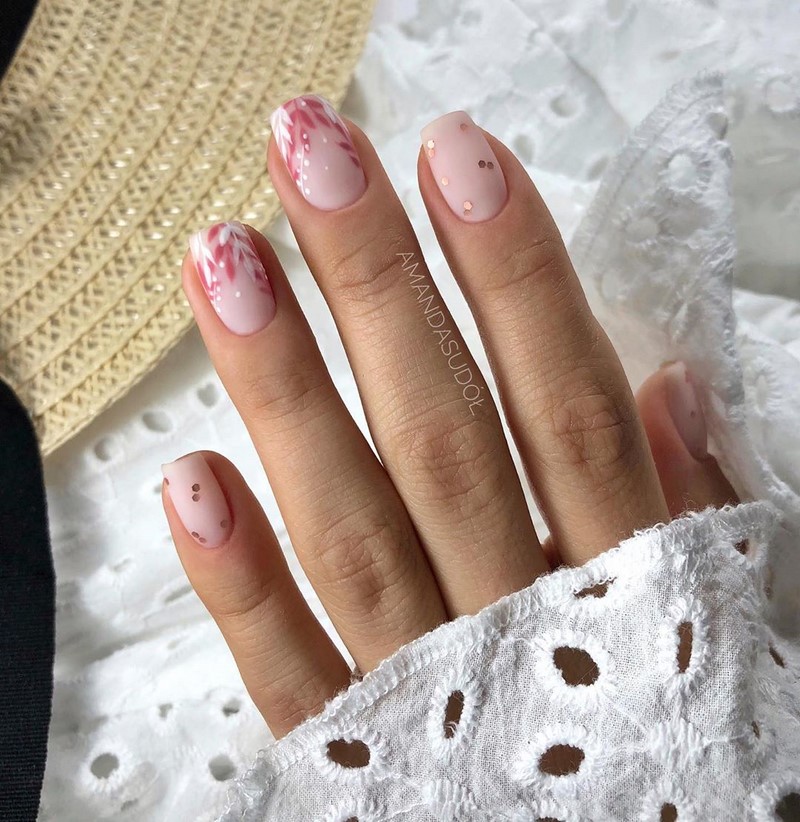 Стильный маникюр на короткие ногти 2026: лучшие идеи, новинки, тенденции — фото