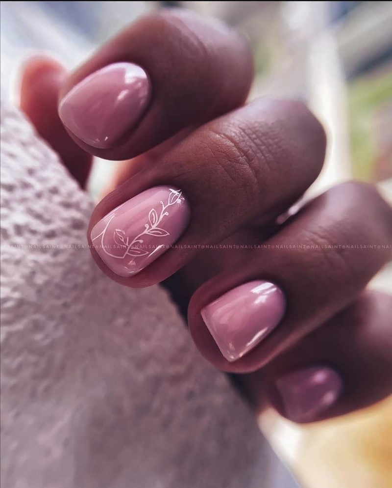 Стильный маникюр на короткие ногти 2026: лучшие идеи, новинки, тенденции — фото