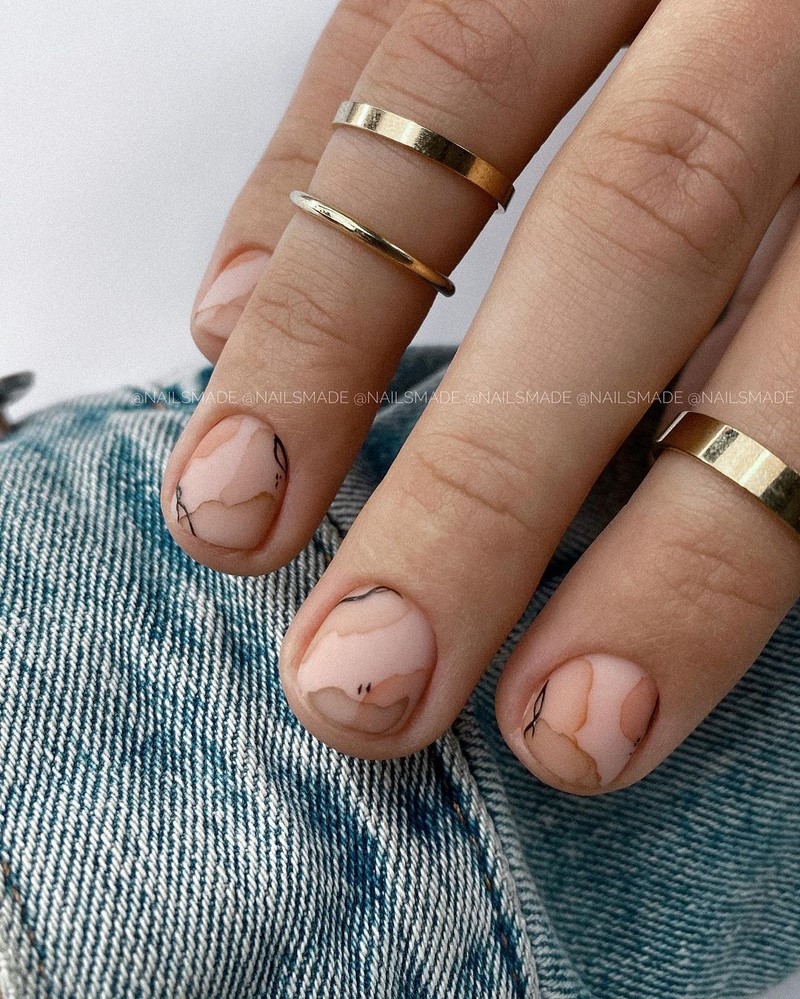 Стильный маникюр на короткие ногти 2026: лучшие идеи, новинки, тенденции — фото