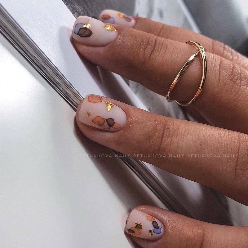 Стильный маникюр на короткие ногти 2026: лучшие идеи, новинки, тенденции — фото