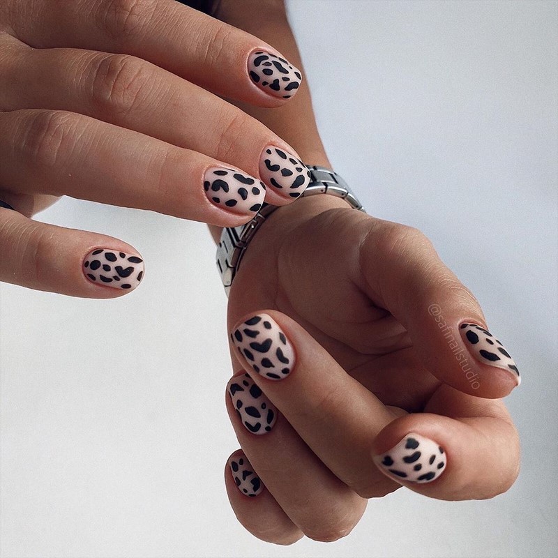 Стильный маникюр на короткие ногти 2026: лучшие идеи, новинки, тенденции — фото