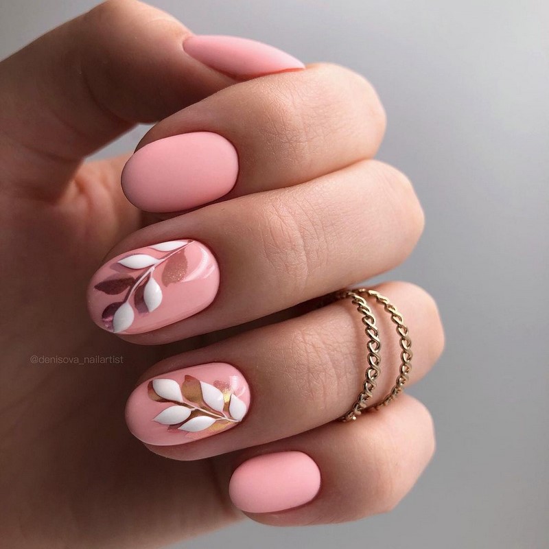 Стильный маникюр на короткие ногти 2026: лучшие идеи, новинки, тенденции — фото