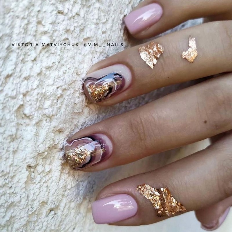 Стильный маникюр на короткие ногти 2026: лучшие идеи, новинки, тенденции — фото