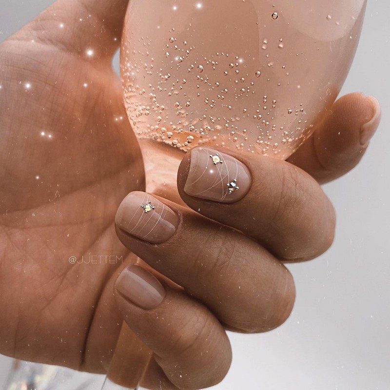 Стильный маникюр на короткие ногти 2026: лучшие идеи, новинки, тенденции — фото