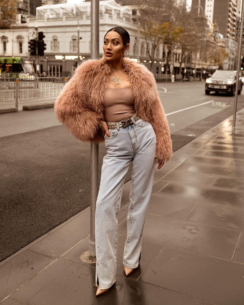 Стильные джинсы 2026 года: новинки, тренды, модные образы — фото