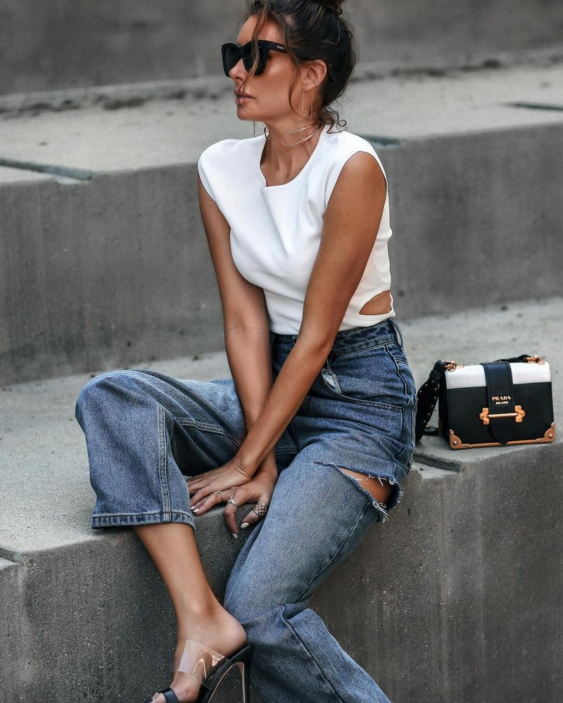 Стильные джинсы 2026 года: новинки, тренды, модные образы — фото