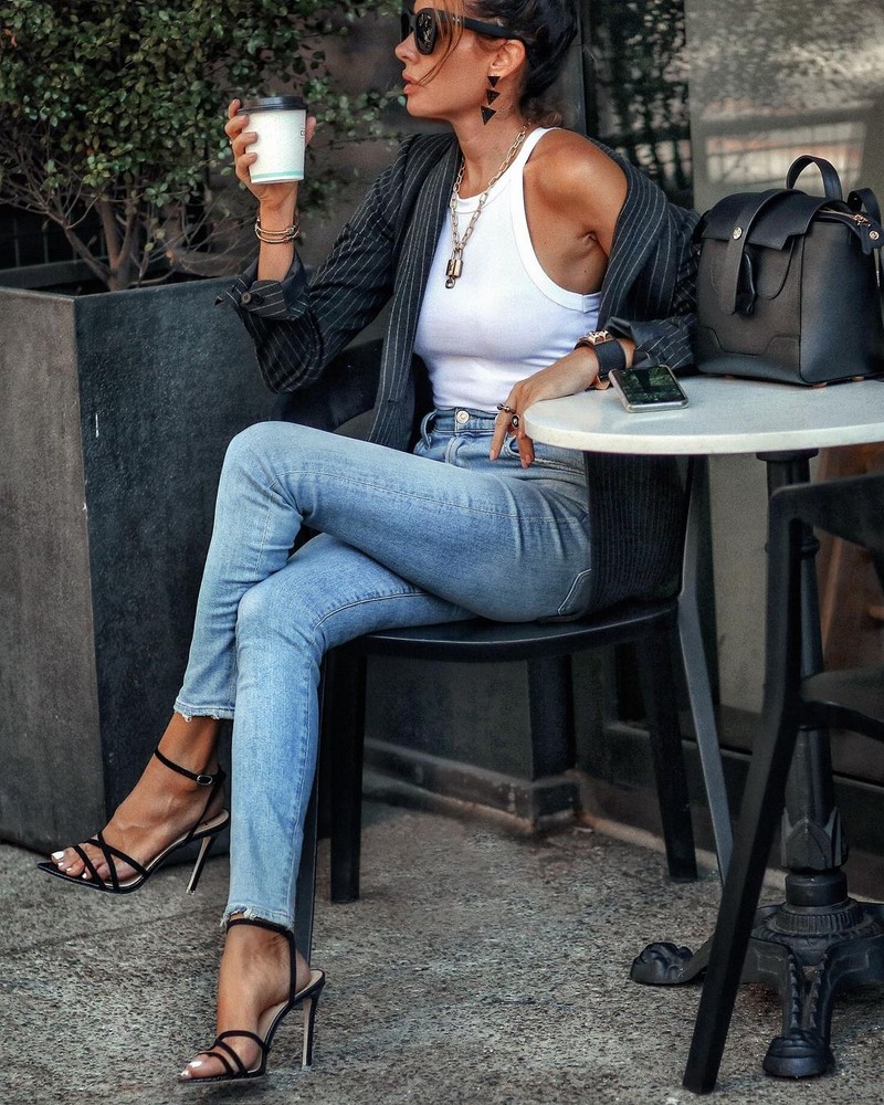 Стильные джинсы 2026 года: новинки, тренды, модные образы — фото