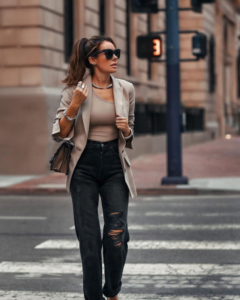 Стильные джинсы 2026 года: новинки, тренды, модные образы — фото