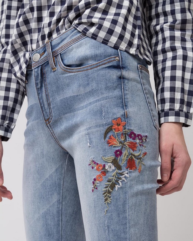 Стильные джинсы 2026 года: новинки, тренды, модные образы — фото