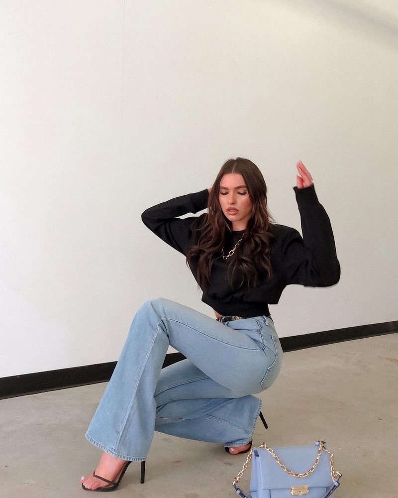 Стильные джинсы 2026 года: новинки, тренды, модные образы — фото