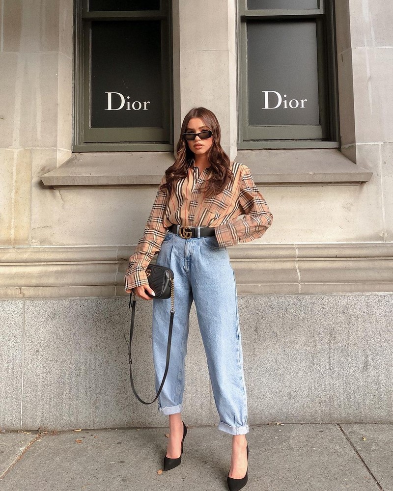 Стильные джинсы 2026 года: новинки, тренды, модные образы — фото