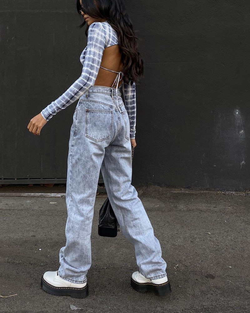 Стильные джинсы 2026 года: новинки, тренды, модные образы — фото