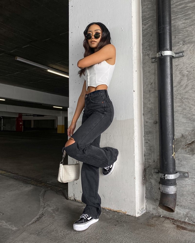 Стильные джинсы 2026 года: новинки, тренды, модные образы — фото