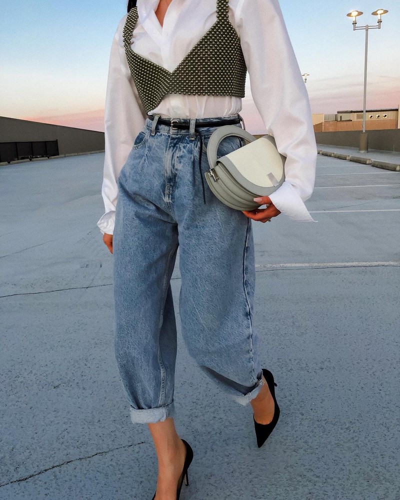 Стильные женские джинсы бойфренды 2026 года: модные образы, новинки, тренды — фото