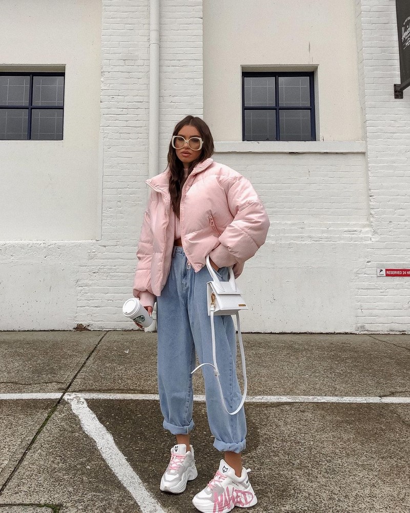 Стильные женские джинсы бойфренды 2026 года: модные образы, новинки, тренды — фото