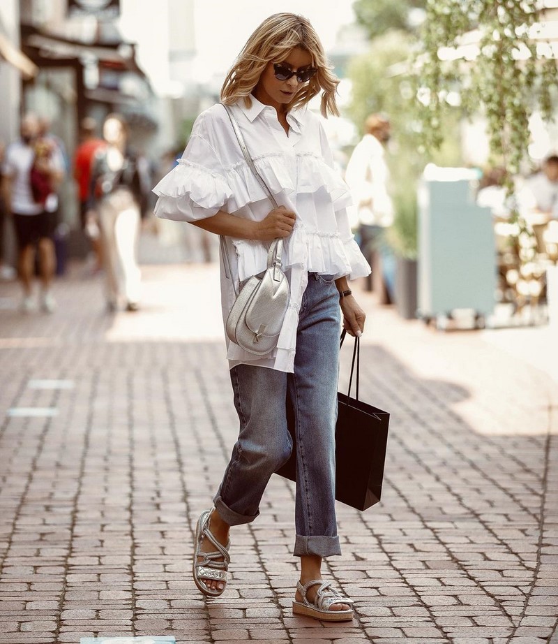 Стильные женские джинсы бойфренды 2026 года: модные образы, новинки, тренды — фото