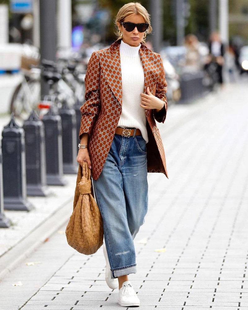 Стильные женские джинсы бойфренды 2026 года: модные образы, новинки, тренды — фото