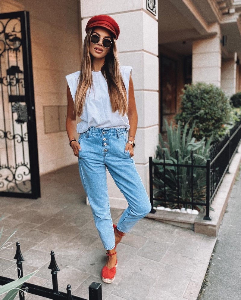 Стильные женские джинсы бойфренды 2026 года: модные образы, новинки, тренды — фото