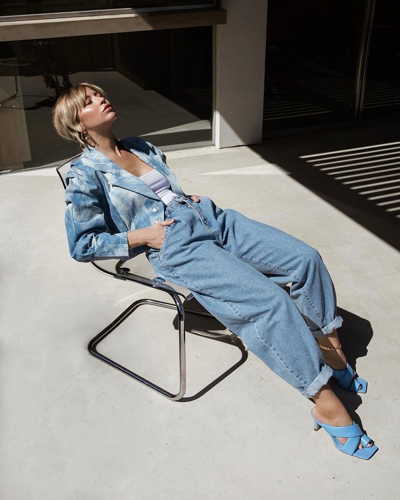 Стильные женские джинсы бойфренды 2026 года: модные образы, новинки, тренды — фото