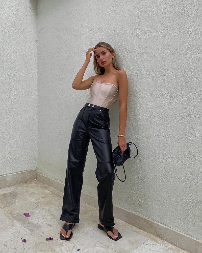 Мода на кожаные брюки 2026: актуальные фасоны в лучших сочетаниях