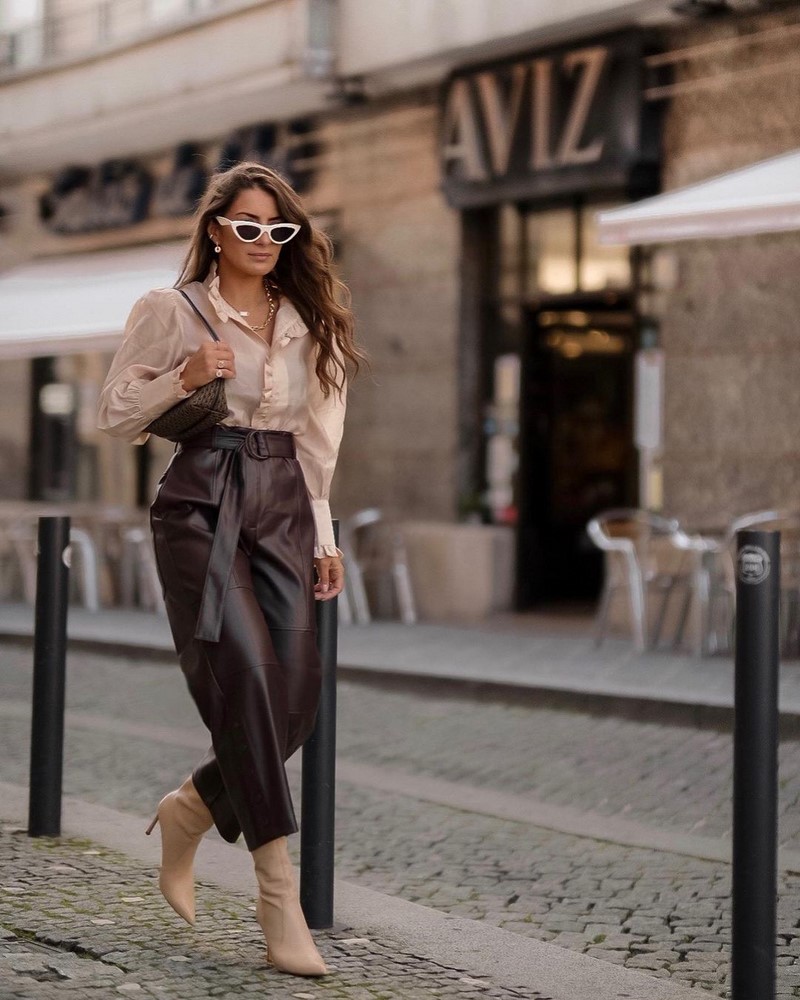Мода на кожаные брюки 2026: актуальные фасоны в лучших сочетаниях