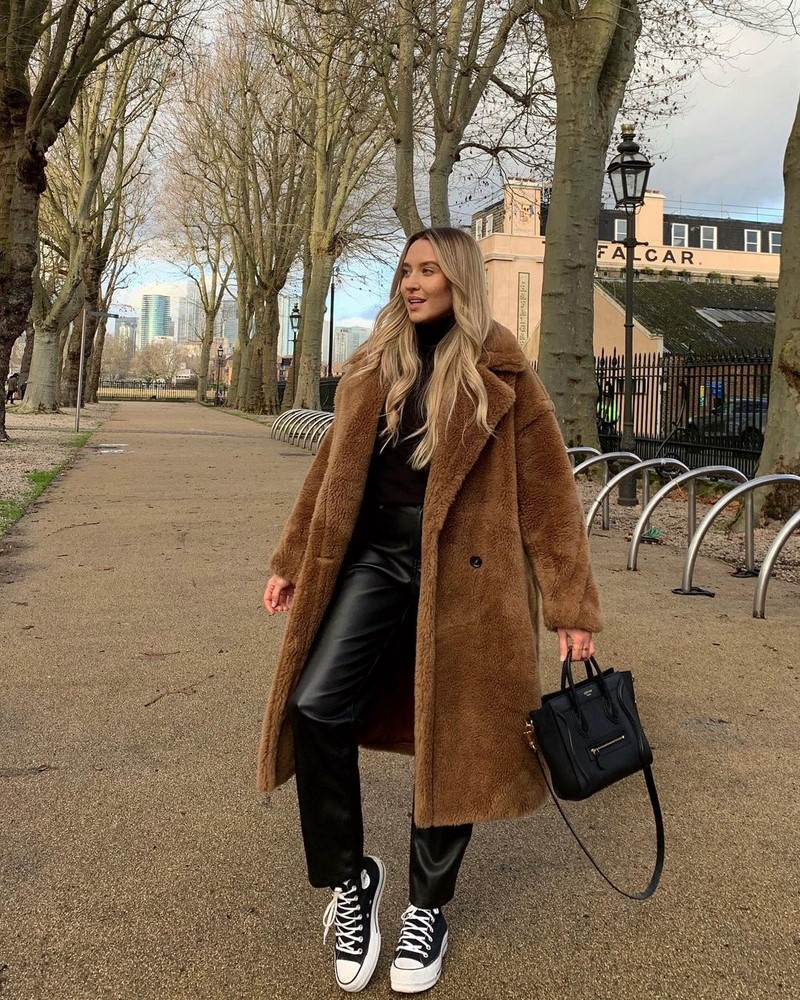 Мода на кожаные брюки 2026: актуальные фасоны в лучших сочетаниях