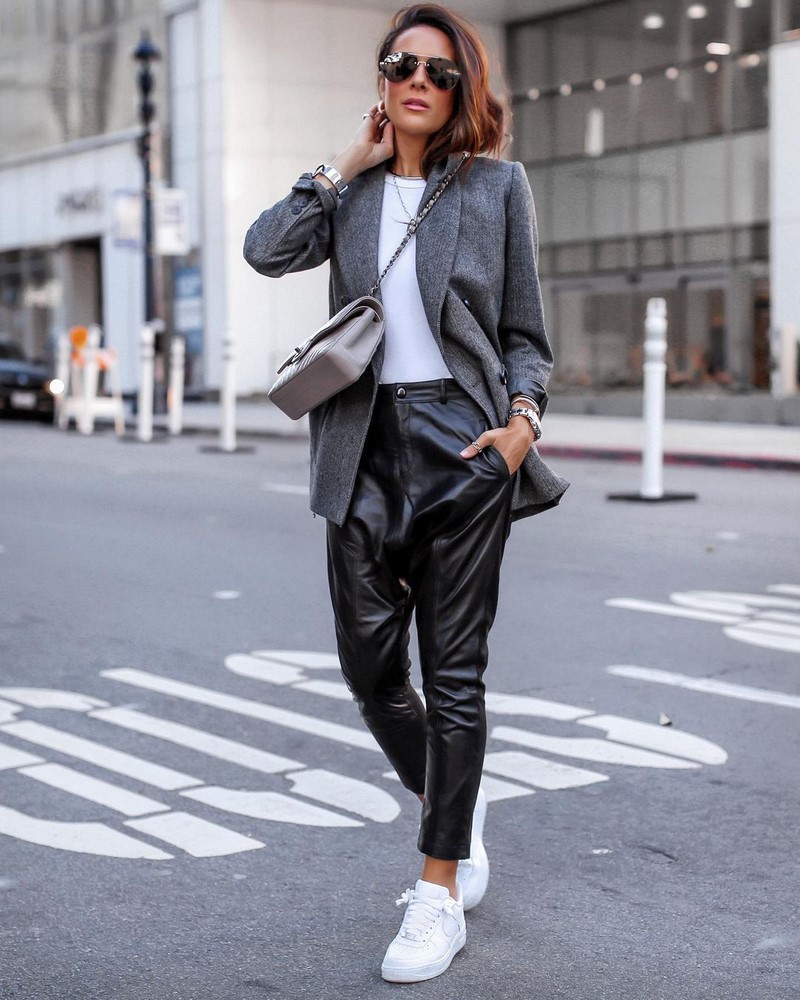 Мода на кожаные брюки 2026: актуальные фасоны в лучших сочетаниях