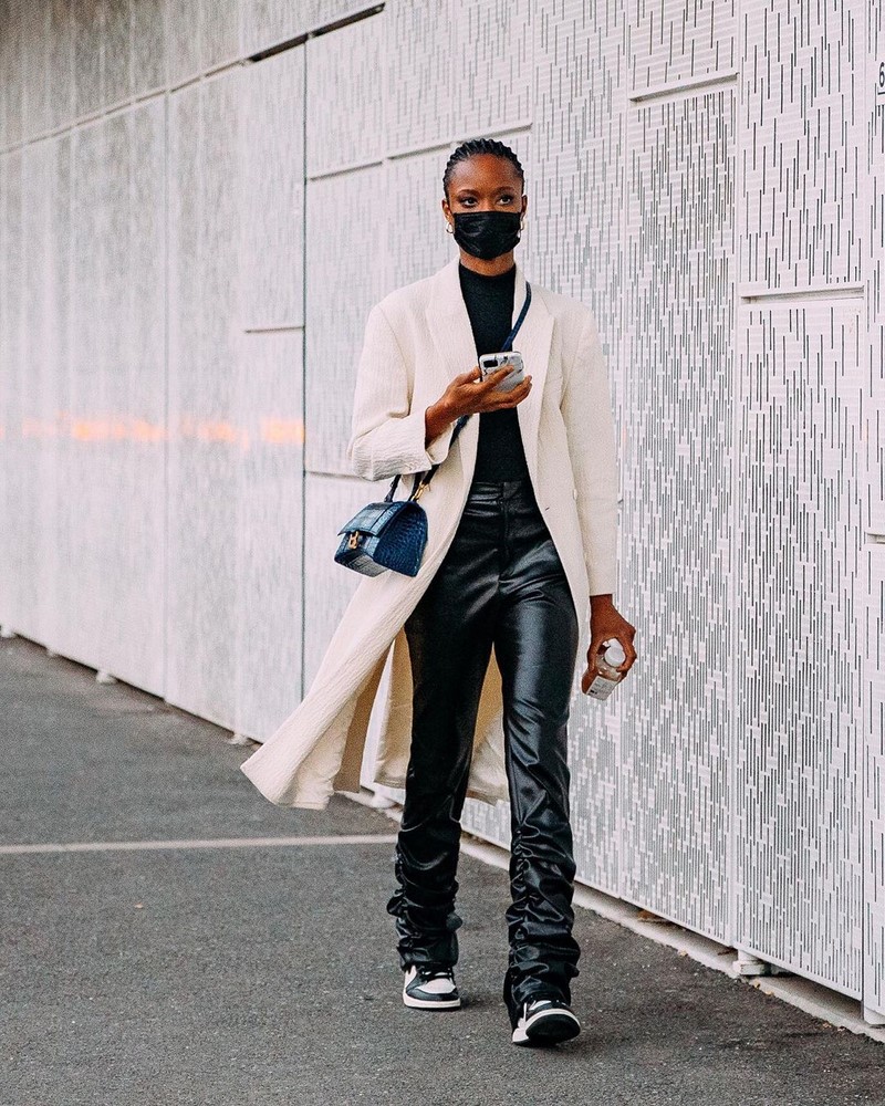 Мода на кожаные брюки 2026: актуальные фасоны в лучших сочетаниях