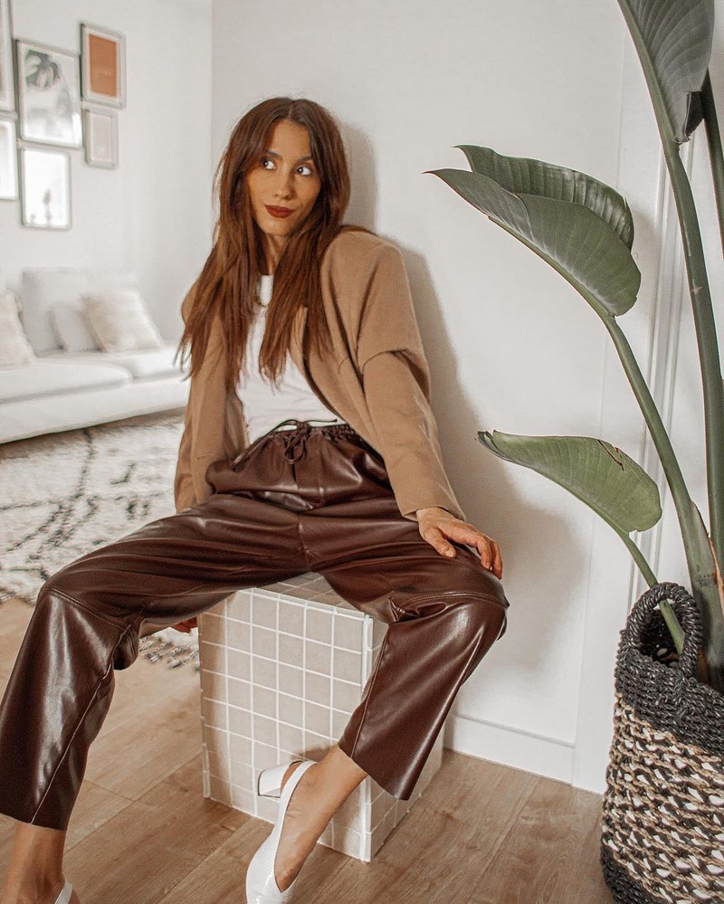 Мода на кожаные брюки 2026: актуальные фасоны в лучших сочетаниях