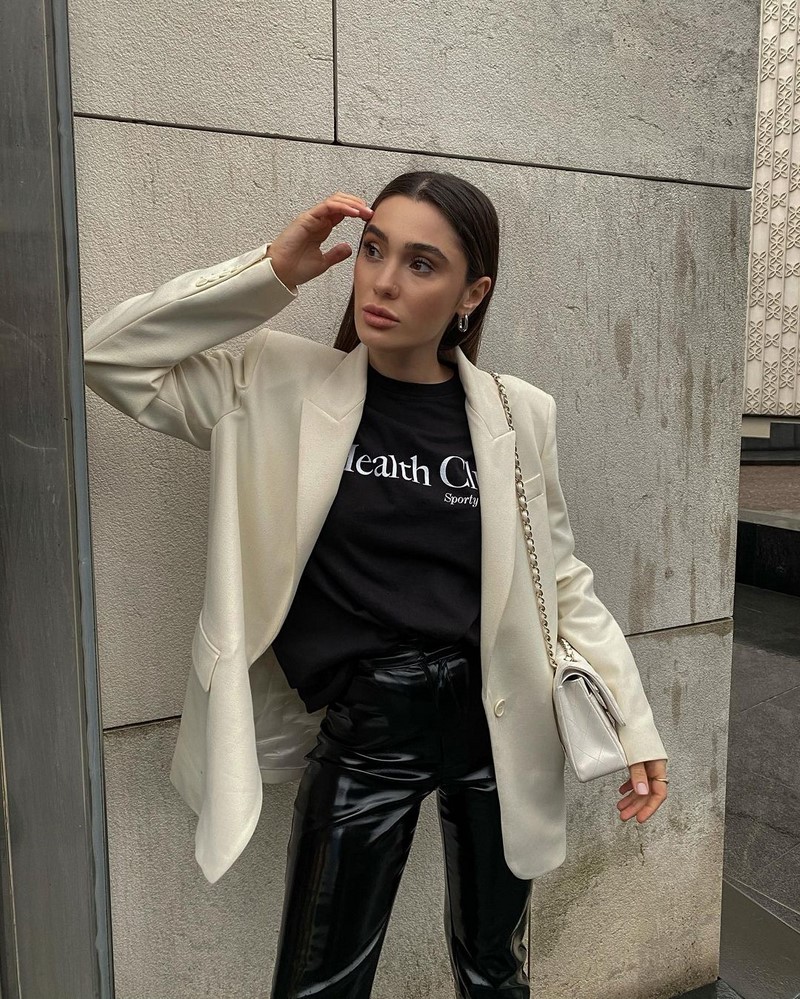 Мода на кожаные брюки 2026: актуальные фасоны в лучших сочетаниях