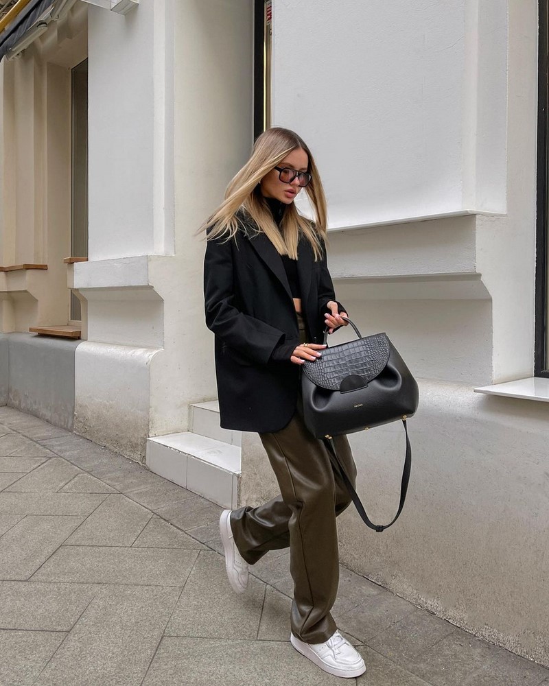 Мода на кожаные брюки 2026: актуальные фасоны в лучших сочетаниях