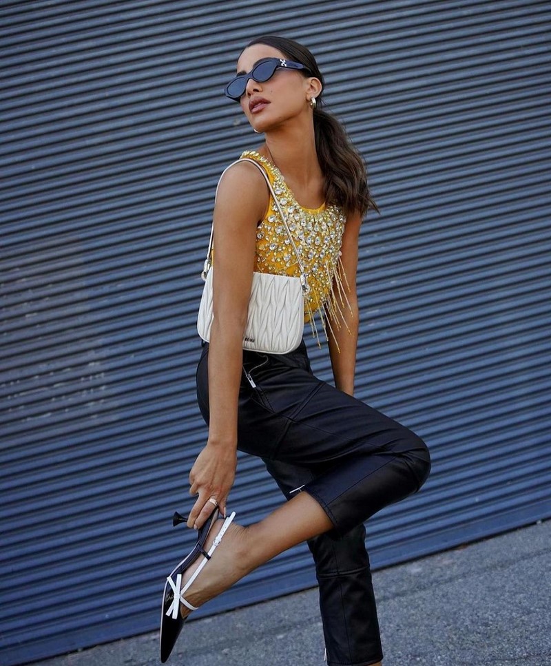 Мода на кожаные брюки 2026: актуальные фасоны в лучших сочетаниях