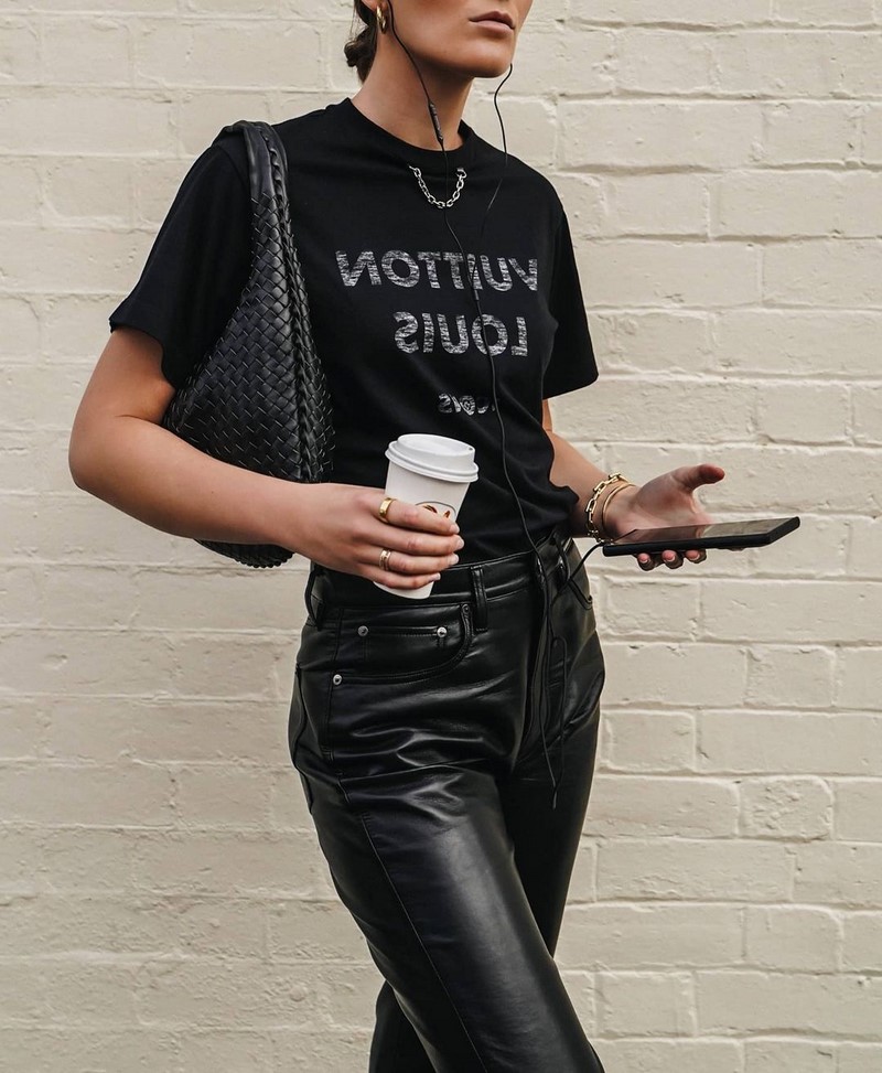 Мода на кожаные брюки 2026: актуальные фасоны в лучших сочетаниях