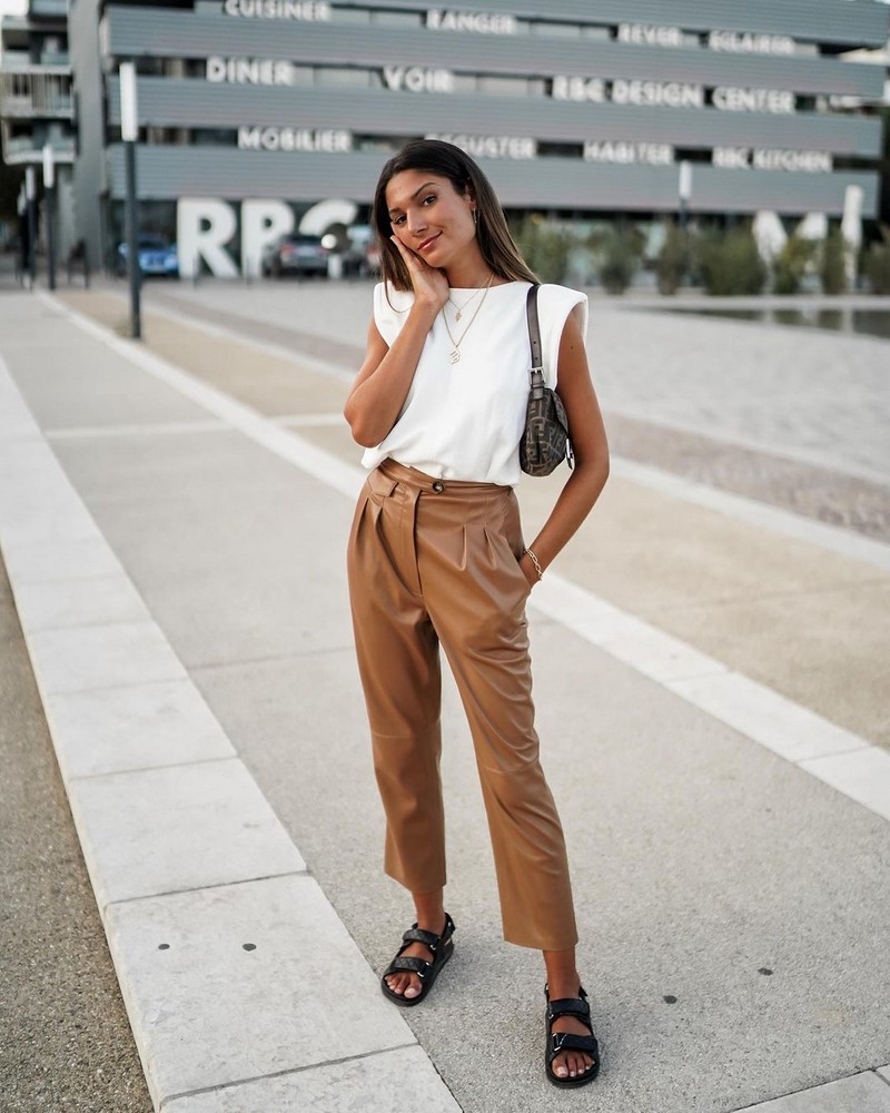 Мода на кожаные брюки 2026: актуальные фасоны в лучших сочетаниях