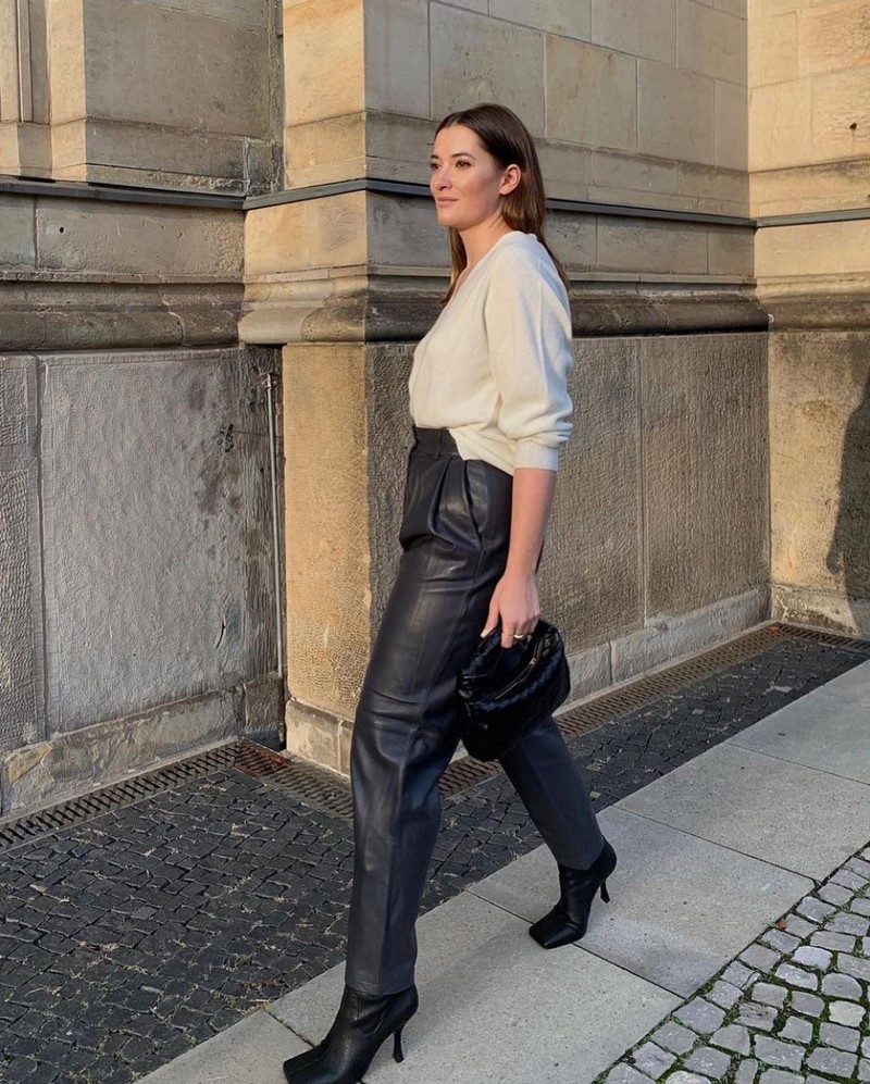 Мода на кожаные брюки 2026: актуальные фасоны в лучших сочетаниях
