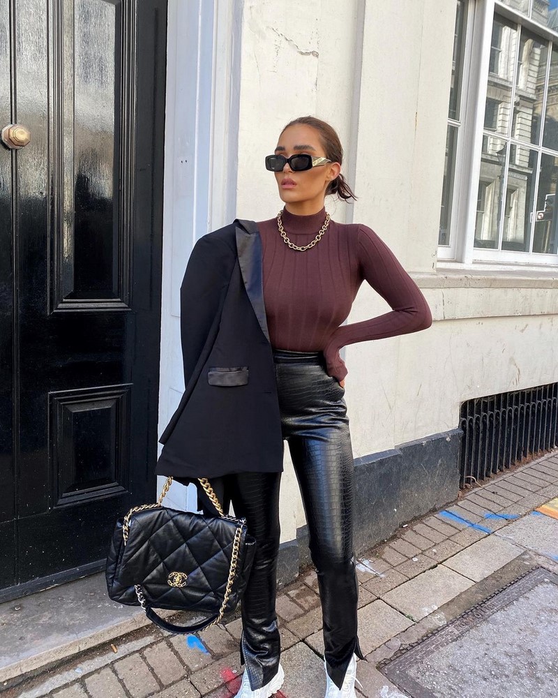 Мода на кожаные брюки 2026: актуальные фасоны в лучших сочетаниях