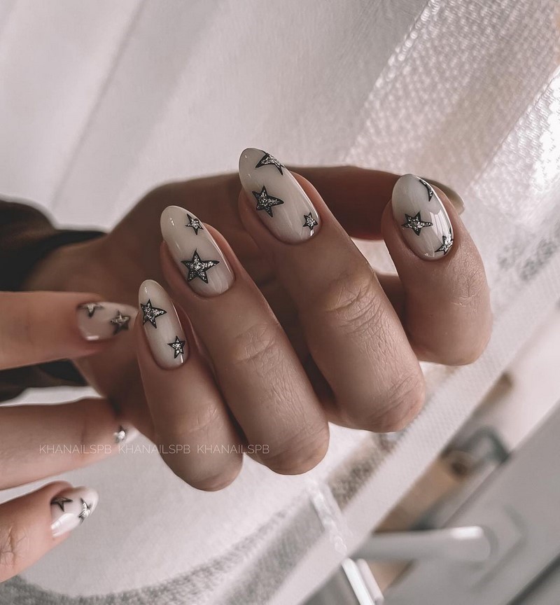 Рисунки в дизайне ноготков осень-зима 2026-2027: фото нейл-арта