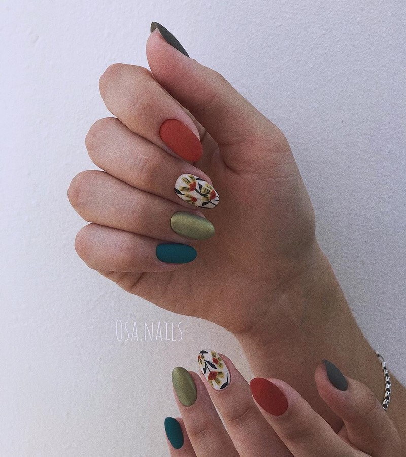 Рисунки в дизайне ноготков осень-зима 2026-2027: фото нейл-арта