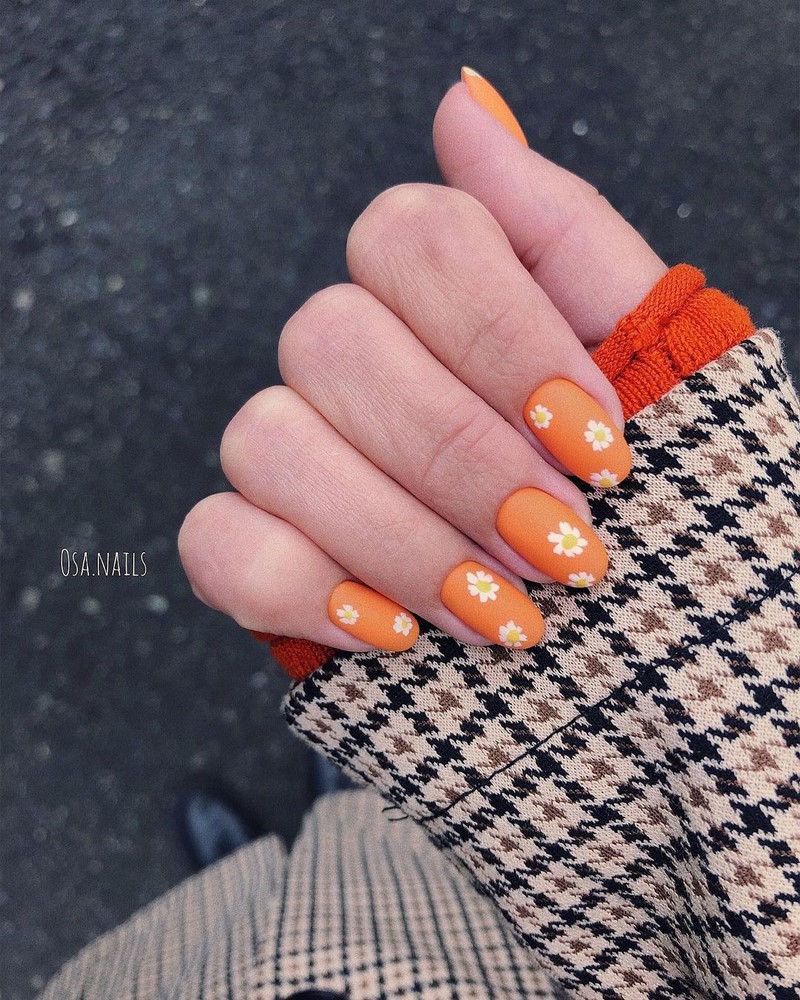 Рисунки в дизайне ноготков осень-зима 2026-2027: фото нейл-арта