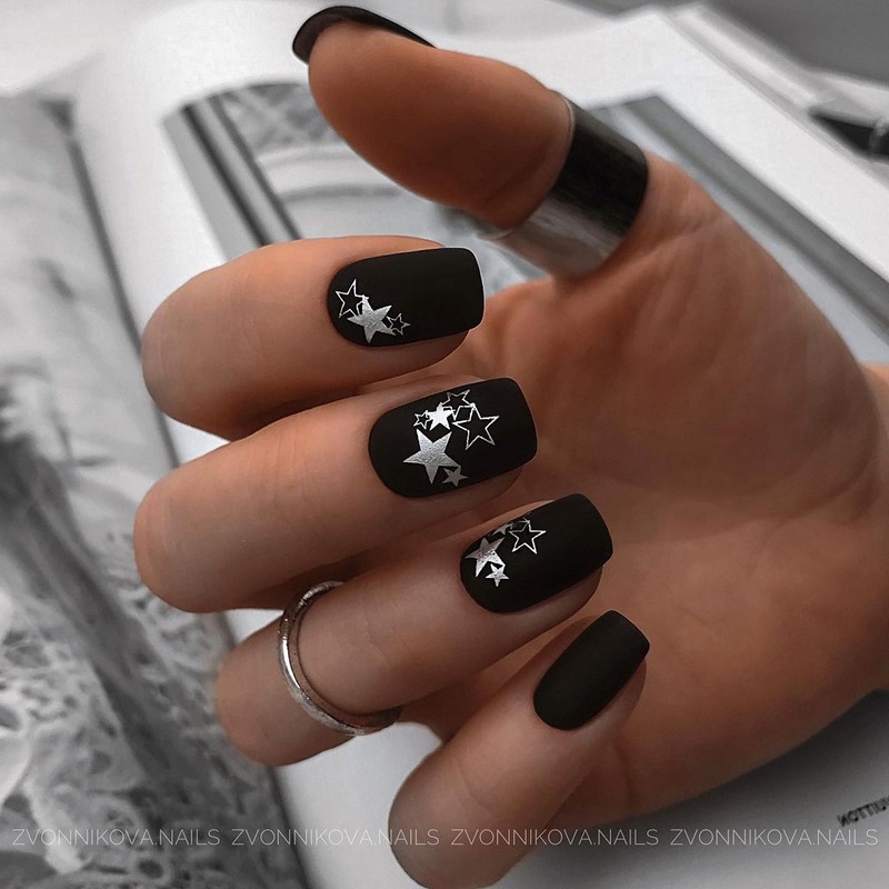 Рисунки в дизайне ноготков осень-зима 2026-2027: фото нейл-арта