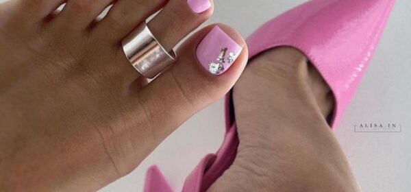 Подберите для себя лучший педикюр 2026: модные идеи, новинки, примеры — фото